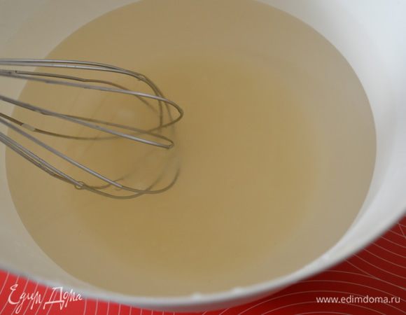 Смешиваем теплую воду с сахаром и размешиваем.