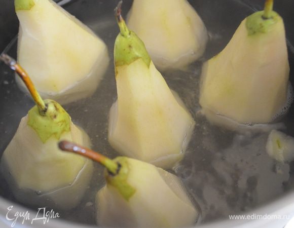 Вливаем воду в груши и ставим на плиту. Добавить сок 1/2 лимона. Доводим до кипения и припускаем. Время зависит от сочности груш - от 3 до 5 минут. у меня были спелые - я припустила не более 2 минут. Остудить в в полученном сиропе. 