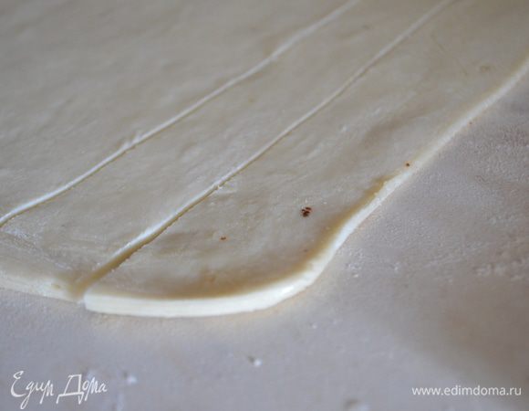 Тесто раскатать не тонко в пласт 60х18 см  и нарезать на 6 длинных полосок по 3 см каждая. Смазать их желтком. 