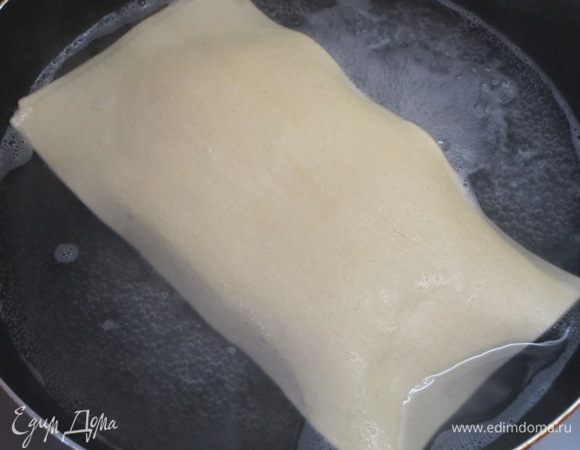 Листы лазаньи отварить до полуготовности.