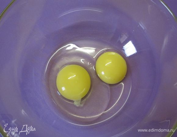 Взбить яйцо с желтком.
