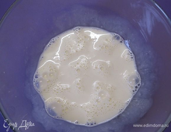 Добавить 50 мл сливок и взбить.