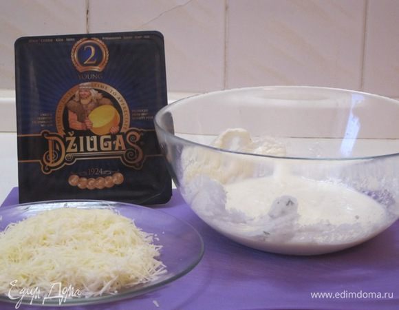 К оставшейся массе подмешать тертый сыр Джюгас.