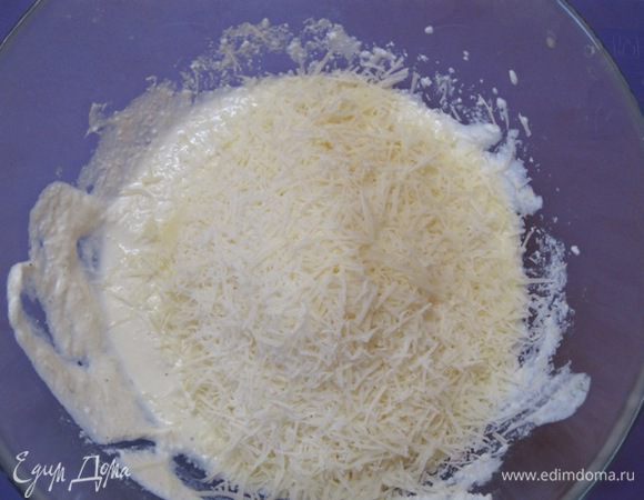 Влить 100 мл сливок.