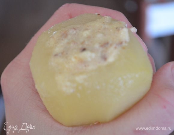 Набиваем ее франжипаном. Очень удобно держать ее полотенцем - т к она не скользит!