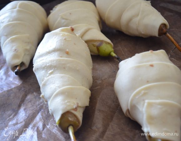 Обматываем по спирали полосками теста яйцом наружу и кладем на противень с ковриком для выпечки.