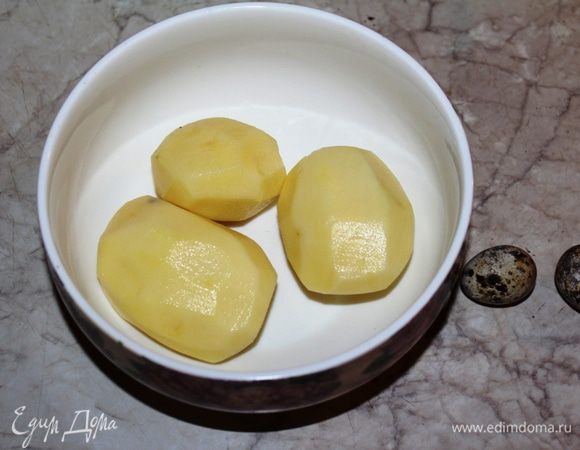 Картофель, лук и грибы почистить и промыть. Высушить полотенцем.
