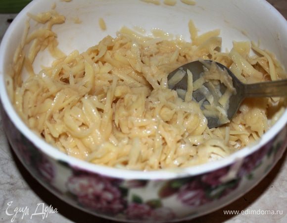 Картофель натереть на средней терке. Добавить яйца, муку, соль. Хорошо перемешать.