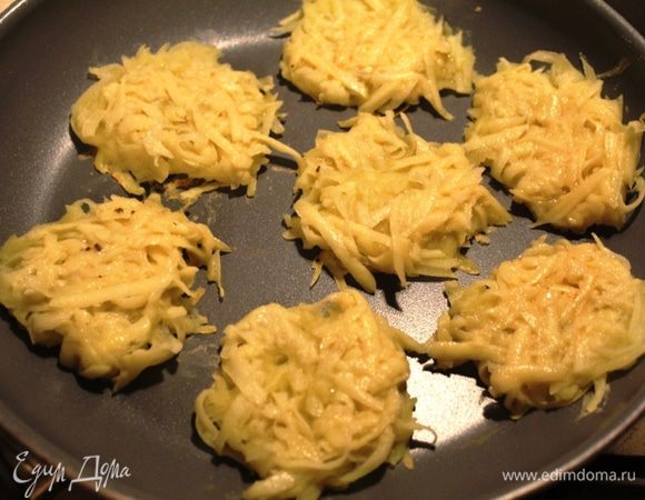 Небольшие картофельные оладушки выложить на разогретую сковороду. Можно жарить без масла на керамической сковороде. По желанию, можно добавить масло. Обжарить с двух сторон на среднем огне до золотистого цвета.