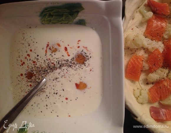 Смешать яйца со сливками. Посолить и поперчить.