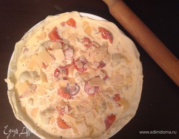 Залить Киш получившейся смесью, посыпать сыром и укропом.
Отправить в хорошо разогретую духовку на 15-20 мин. Температура 200 градусов.
Приятного аппетита!