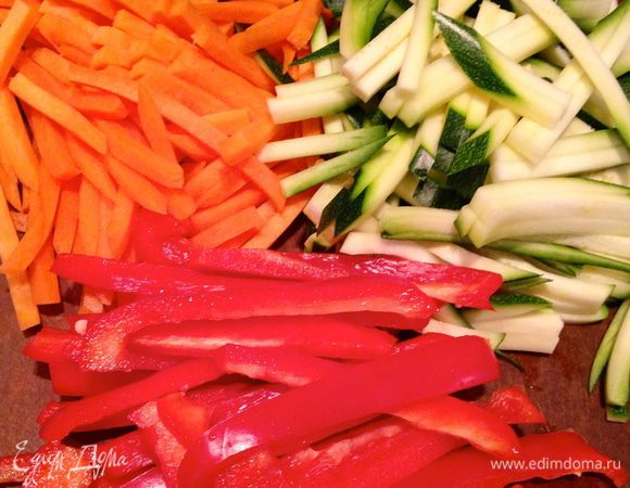 Нарезаем кабачки, морковь и болгарский перец соломкой