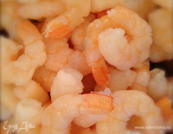 Очищаем креветки