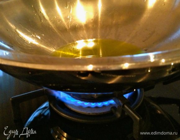 Масло выливаем в специальную кастрюлю (вок), доводим масло до кипения