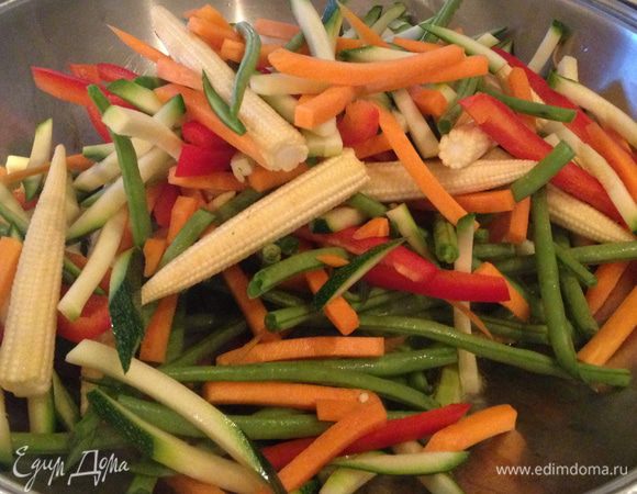 Смесь овощей высыпаем в вок, готовим 5 минут, постоянно помешивая

