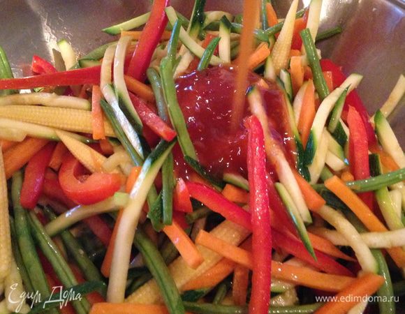 Добавляем остро-сладкий соус, готовим 5 минут, постоянно помешивая
