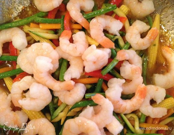Добавляем креветки, готовим 2-3 минуты, постоянно помешивая
