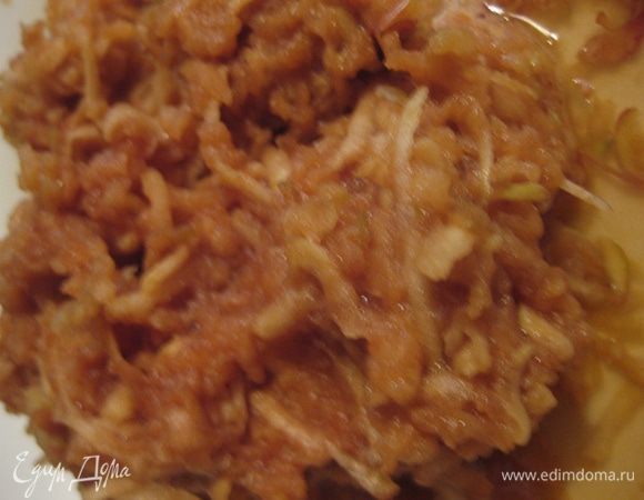 Разогреть духовку до 190°С.
Яблоки помыть, почистить и крупно натереть.