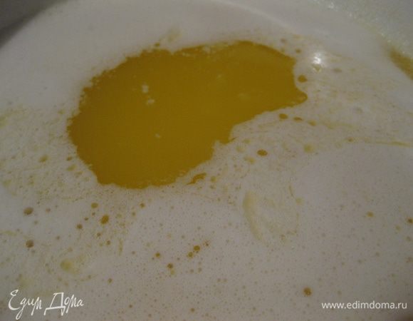 Сливочное масло растопить в отдельной кастрюльке на медленном огне и остудить.