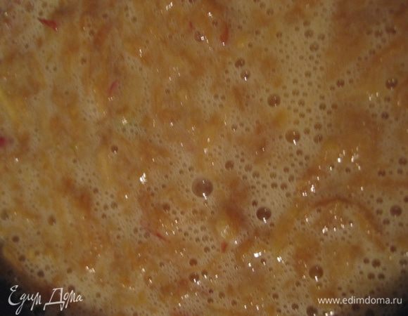 Добавьте к яйцам молоко, сахар, натертые яблоки...