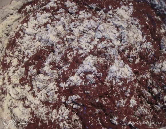 какао, муку, разрыхлитель и сливочное масло. Форму для выпечки смазать сливочным маслом.