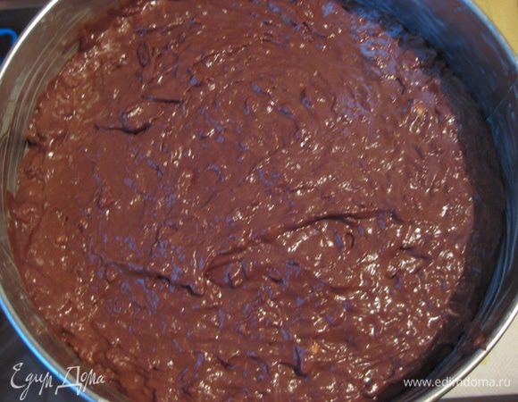 Хорошо размешать тесто и выложить его в подготовленную форму.
Выпекать в предварительно разогретой духовке в течение 1 часа.
Как только в центре пирог "схватится", сразу же доставайте его. Проверьте зубочисткой! Приятного аппетита!!!