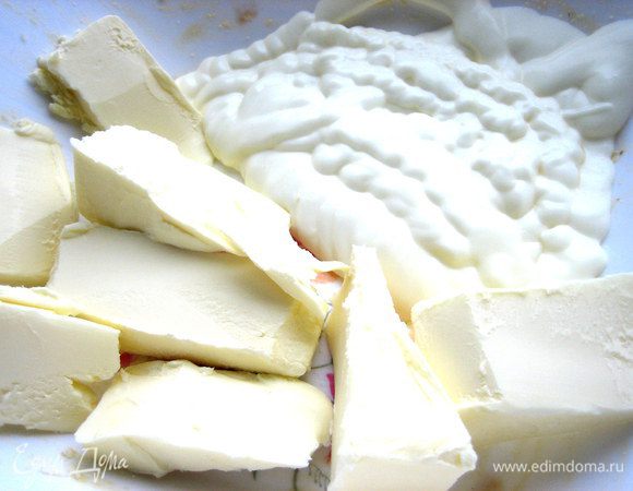 Я брала сливочное масло мягкое... Смешаем его с майонезом без добавок.