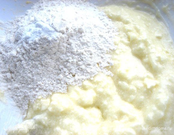 Муку с содой (на полпорции я брала треть ч.л. соды).