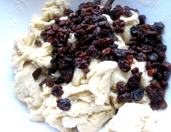 Изюм промыть, отжать и добавить к тесту...Опять же дело вкуса, но на половину теста бросила 100 г изюма)))