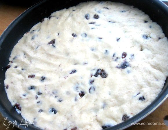 Разминаем тесто по форме диаметром 26 см...Но если раскатывать печенье, то муки уйдёт больше на доску.