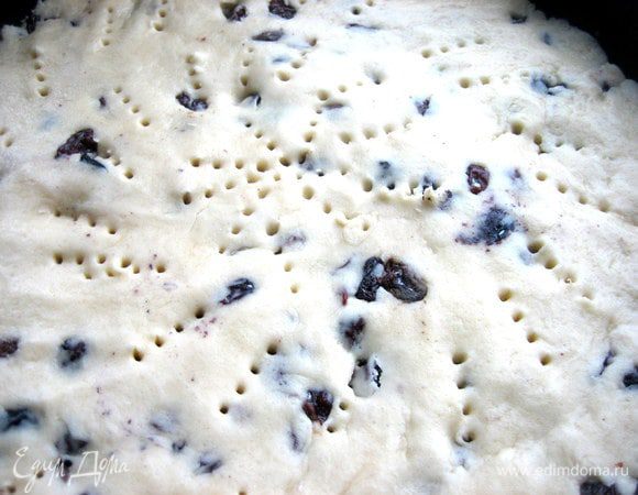 Накалываем вилкой, чтобы тесто дышало и не поднималось при выпекании.