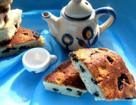 Буквально сразу пласт нужно разрезать на ромбики или квадратики, иначе при остывании оно будет крошиться.