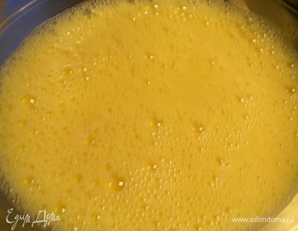 Яйца взбиваем, добавляем соль, перец по вкусу, измельченный чеснок.
