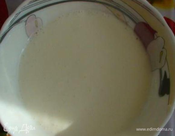 Кефир разогрейте в микроволновой печи до 30°C, всыпьте соду, тщательно перемешайте, добавьте соль, сахар и снова перемешайте, оставьте на 10 минут при комнатной температуре.