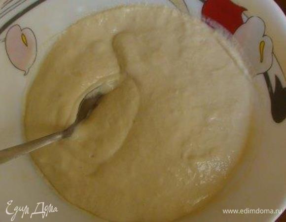 В кефирную смесь, постоянно помешивая, подсыпайте муку так, чтобы не было комочков. Муки нужно взять столько, чтобы по консистенции тесто получилось похожим на сметану. Чем меньше муки, тем нежнее будут беляши на кефире.