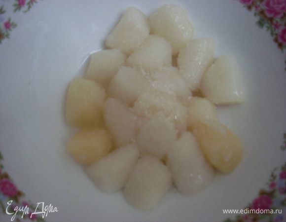 Поставить нагреваться духовку до 220 градусов. Разморозить гребешки. Смазать 3 кокотницы сливочным маслом (остальное потребуется для обжаривания гребешков). 