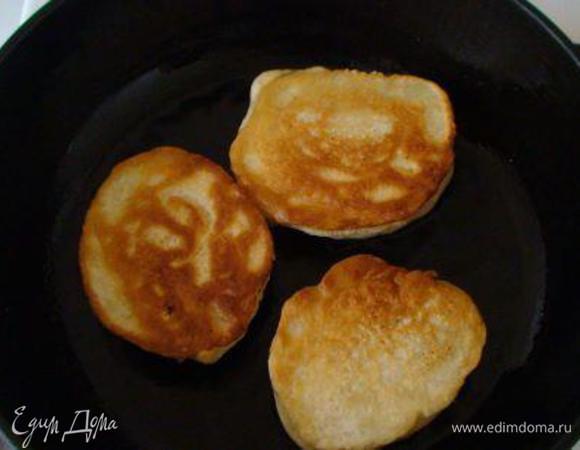 Жарьте на среднем огне с одной стороны, затем переверните и обжаривайте с другой стороны до золотистого цвета.