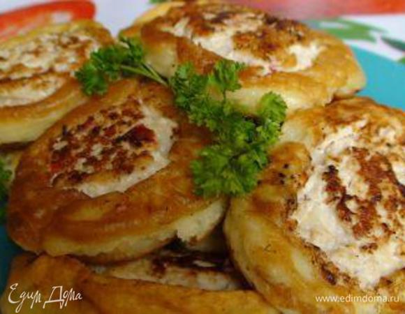 Подавайте готовые беляши, украсив зеленью. 