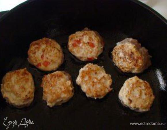 Если остался лишний фарш, можно сделать из него тефтели. Для этого мокрыми руками сформируйте шарики размером с грецкий орех и обжарьте на сковороде со всех сторон. При желании можно дополнительно потушить в сметане или бульоне. 