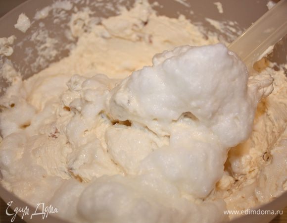 Отдельно взбить белки со щепоткой соли до мягких пиков.
Аккуратно ввести взбитые белки в творожную массу.
