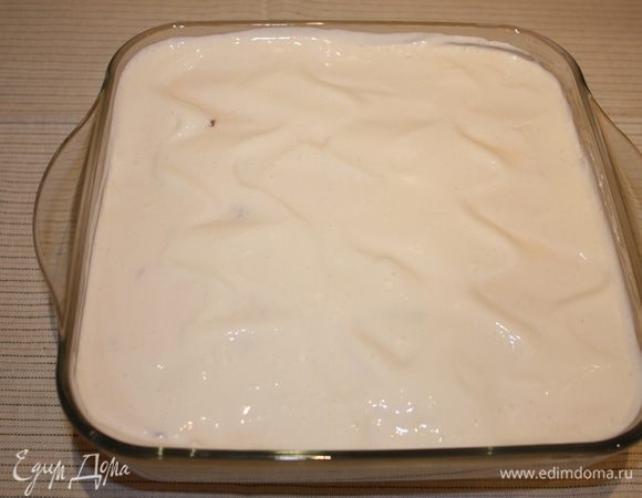 Вылить массу в смазанную маслом форму, сверху выложить сметану взбитую с сахаром, поставить в духовку и запекать 20 минут до золотистого цвета.