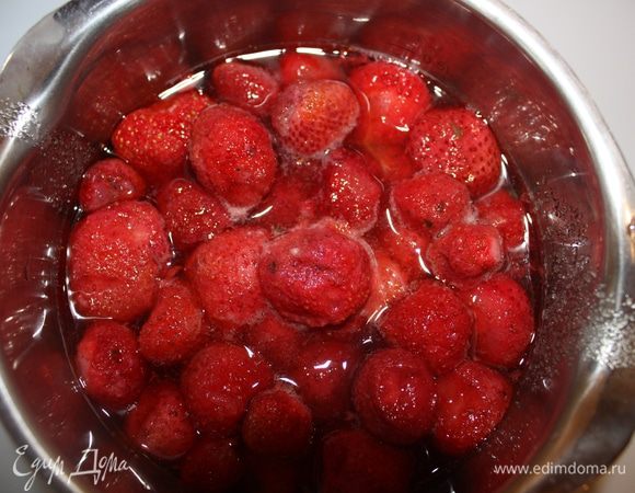 Приготовить клубничный соус:
Клубнику можно не размораживать, добавить сахар, поставить на огонь и довести до кипения. Затем протереть через сито, снова поставить на огонь и постепенно влить разведенный холодной водой крахмал при непрерывном помешивании и снова довести до кипения.