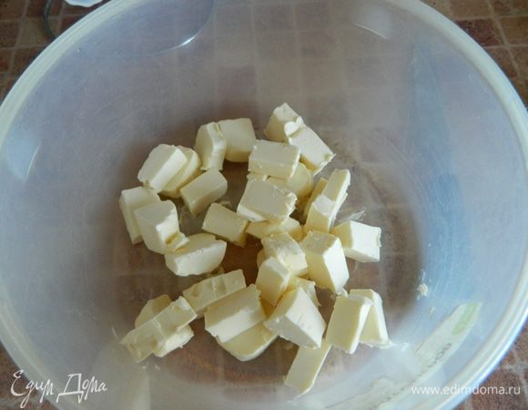 Масло нарезать кубиками.