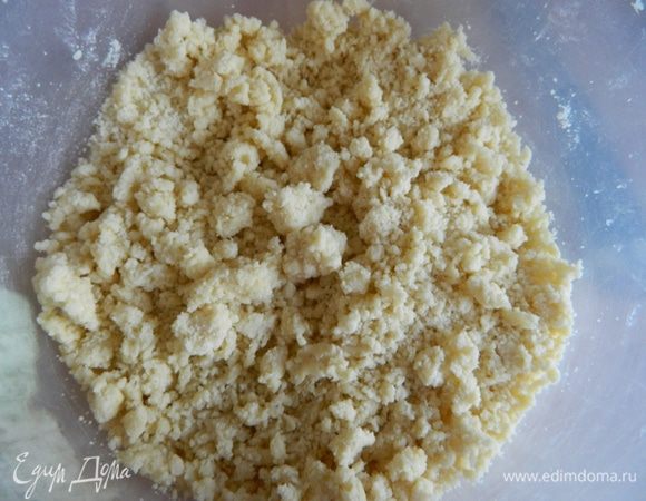 Добавить муку, сахар, соль, разрыхлитель, замесить рассыпчатое тесто и отправить его в холодильник на 10 минут.