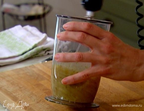 Приготовить тесто: яйцо соединить с горчицей, посолить, поперчить и взбить все миксером.