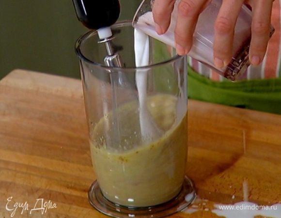 Не прекращая взбивать, влить молоко. 