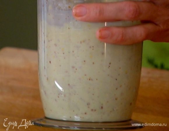 Всыпать муку и продолжить взбивать до получения однородной массы.