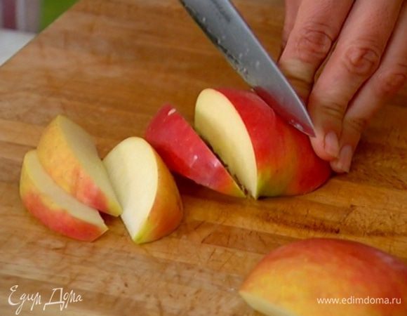 Яблоко, удалив сердцевину, нарезать дольками.