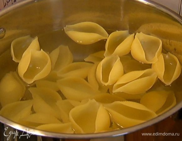 Макароны отваривать в подсоленной воде на 1 минуту меньше, чем указано на упаковке, затем воду слить и сохранить.