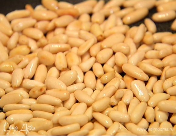 Кедровые орехи обжарить на сухой сковороде.